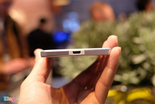 Nhìn vào phần khung viền, nhiều người sẽ liên tưởng đến iPhone hoặc chiếc Galaxy Alpha của Samsung trước đây.