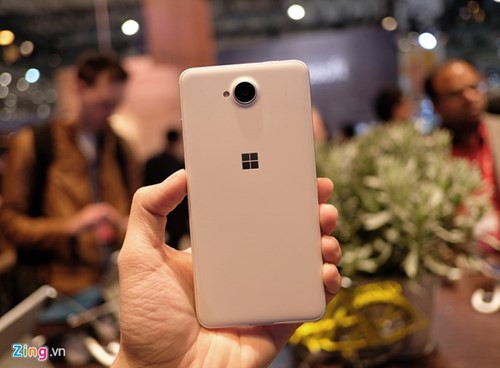 Đây cũng là mẫu Lumia đầu tiên của Microsoft sở hữu khung kim loại, nếu không tính Lumia 930 - sản phẩm khai sinh dưới thời Nokia.