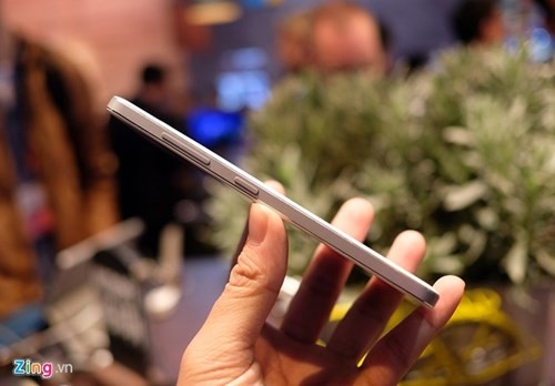 Máy mỏng, nhẹ và liền lạc.