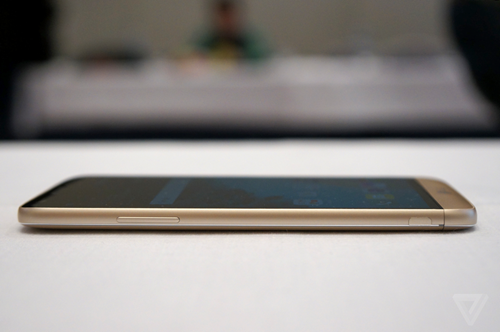 Model này thay đổi thiết kế hoàn toàn so với thế hệ trước. Chất liệu nhựa rẻ tiền đã biến mất, thay vào đó là bộ vỏ kim loại. Máy cũng được làm tròn trịa và mềm mại hơn nhiều.