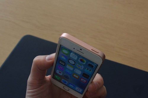 Màn hình nhỏ của iPhone SE cũng có độ tương phản thấp hơn so với iPhone 6S. Apple liệt kê độ tương phản của iPhone 6S là 1.400:1, còn của iPhone SE chỉ có 800:1.