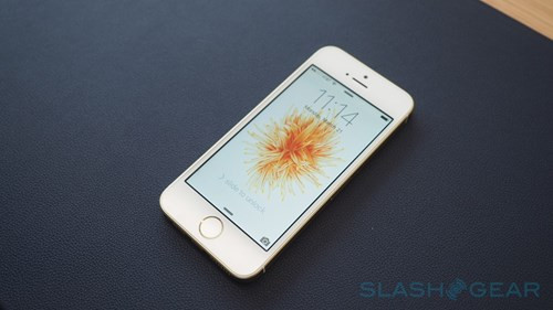 iPhone SE sở hữu cấu hình của iPhone 6s khiến nhiều người có quyền nghi ngờ vào việc Apple đã cạn kiệt ý tưởng thiết kế, hoặc tận dụng tối đa những chi tiết tồn kho để tạo ra chiếc smartphone này. Dù với lý do gì, rõ ràng Apple đang khiến người hâm mộ phiền lòng, và có thể khiến dư luận sớm nghĩ tới viễn cảnh sụp đổ của "người khổng lồ" Nokia một thời.