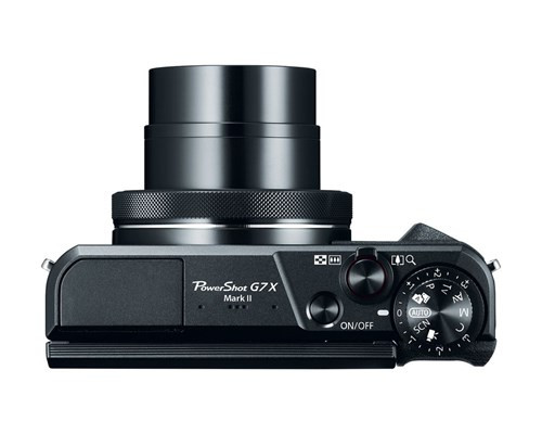 Bước sang thế hệ thứ hai, máy ảnh Canon G7x Mark II chia sẻ nhiều thiết kế của đàn anh - bao gồm cả ống kính f/1.8-2.8 (cho tiêu cự tương đương 24-100mm) và cơ chế chống rung quang học. Máy cũng duy trì màn hình 3 inch (1 triệu điểm ảnh) với cơ chế xoay (linh hoạt hơn so với thế hệ đầu)