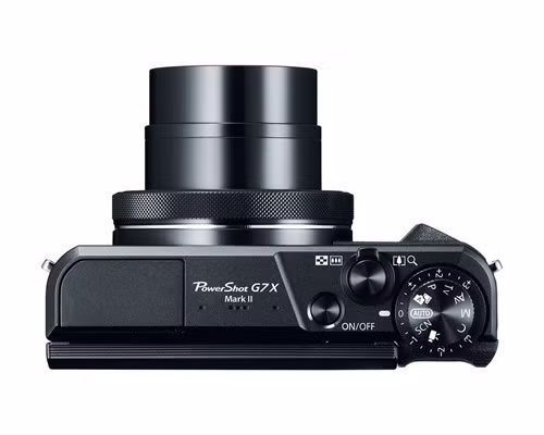 Bước sang thế hệ thứ hai, máy ảnh Canon G7x Mark II chia sẻ nhiều thiết kế của đàn anh - bao gồm cả ống kính f/1.8-2.8 (cho tiêu cự tương đương 24-100mm) và cơ chế chống rung quang học. Máy cũng duy trì màn hình 3 inch (1 triệu điểm ảnh) với cơ chế xoay (linh hoạt hơn so với thế hệ đầu)