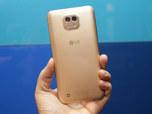 X Cam sử dụng chip lõi 8 (chưa rõ của hãng nào) với xung nhịp 1,14 GHz. RAM 2 GB, bộ nhớ trong 16 GB, có khe cắm thẻ microSD.