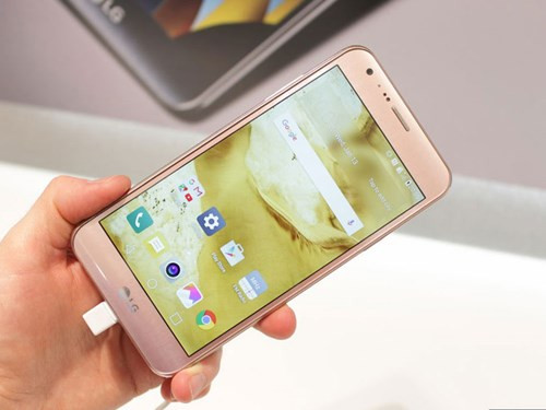 Máy sở hữu lớp vỏ kim loại nguyên khối, các góc cạnh bo cong mềm mại, màn hình phủ kính cường lực.