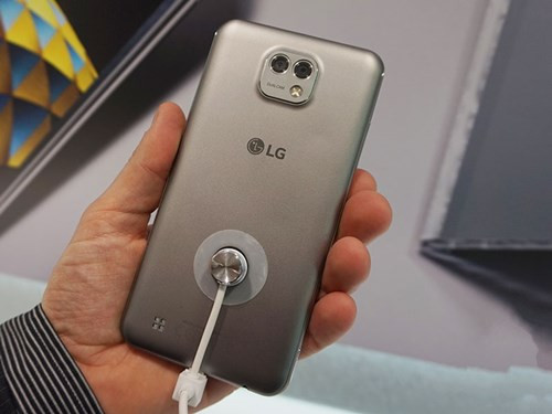 Đúng như tên gọi của mình, điểm nhấn của LG X Cam chính là bộ đôi camera sau với độ phân giải 13 MP có chức năng chụp ảnh góc hẹp và 1 máy ảnh 5 MP (chụp góc rộng).