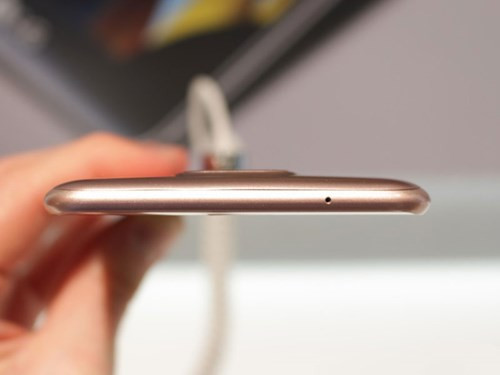 gười dùng có thể chuyển đổi qua lại giữa 2 camera này qua 2 nút tùy chọn ở giao diện chụp hình.