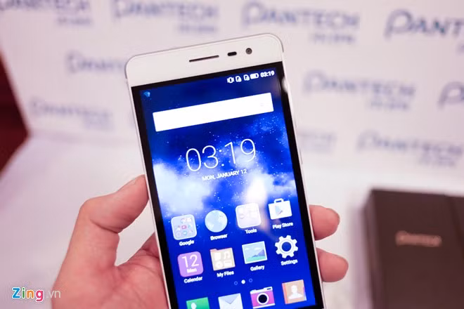 V950 sở hữu màn hình 5 inch độ phân giải HD 720 x 1.280 pixel. Mặt kính cường lực Gorilla Glass 4. Máy có pin lên đến 3.100mAh, công nghệ Xenium như trên các smartphone của Philips.