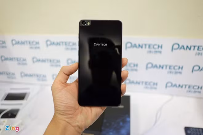 Model này có thiết kế hai mặt kính, với điểm nhấn ở cụm camera và logo Pantech.