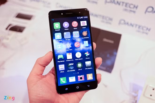 Pantech V955 là model đầu tiên của hãng có màn hình cong 2,5D, kích thước 5,5 inch độ phân giải HD 720p. Máy dùng chip xử lý Snapdragon 415 tám nhân, RAM 2 GB và bộ nhớ trong 16 GB.