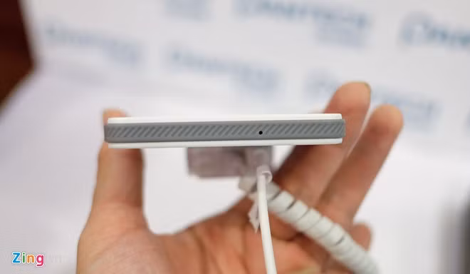 Thiết kế này giúp V950 chịu được nước và va đập nhẹ.