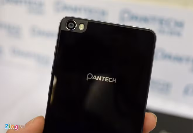 V955 có camera trước 5 MP và máy ảnh chính 13 MP. Máy dùng pin 2.500 mAh. Theo Pantech, sản phẩm này có giá 5,99 triệu đồng.