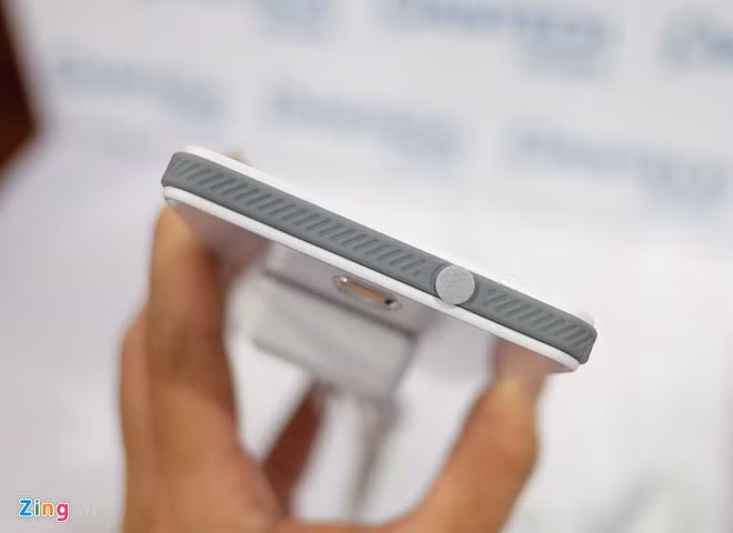 Cổng âm thanh có nắp đậy.