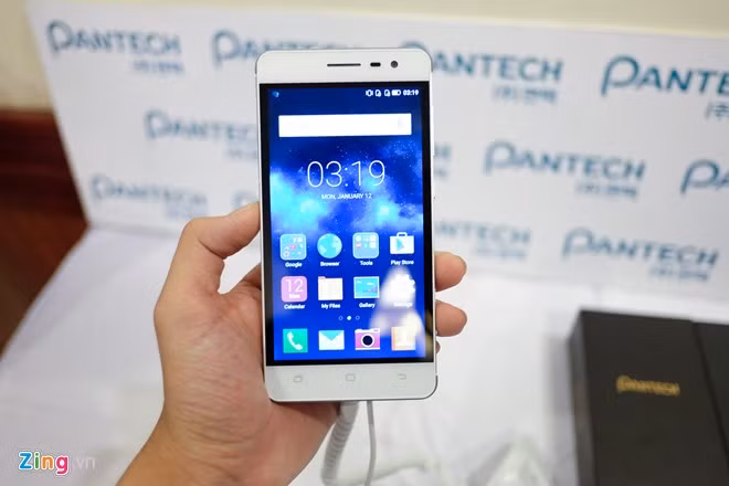 Cùng cấp với V955, nhưng V950 lại hướng đến người dùng thích một thiết bị có pin bền, chống bụi nước và va đập.