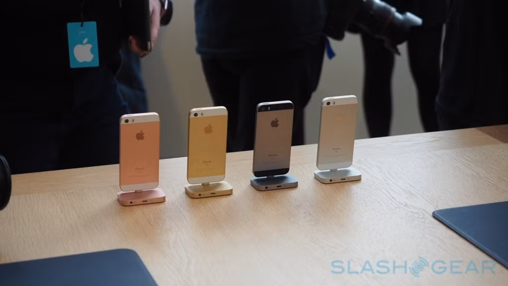 Người dùng có thể đặt trước iPhone SE từ 24/3 và chính thức bán vào ngày 31/3. Máy sẽ có mặt tại 100 thị trường vào tháng 5, giá 399 USD cho bản 16 GB và 499 USD cho bản 64 GB.