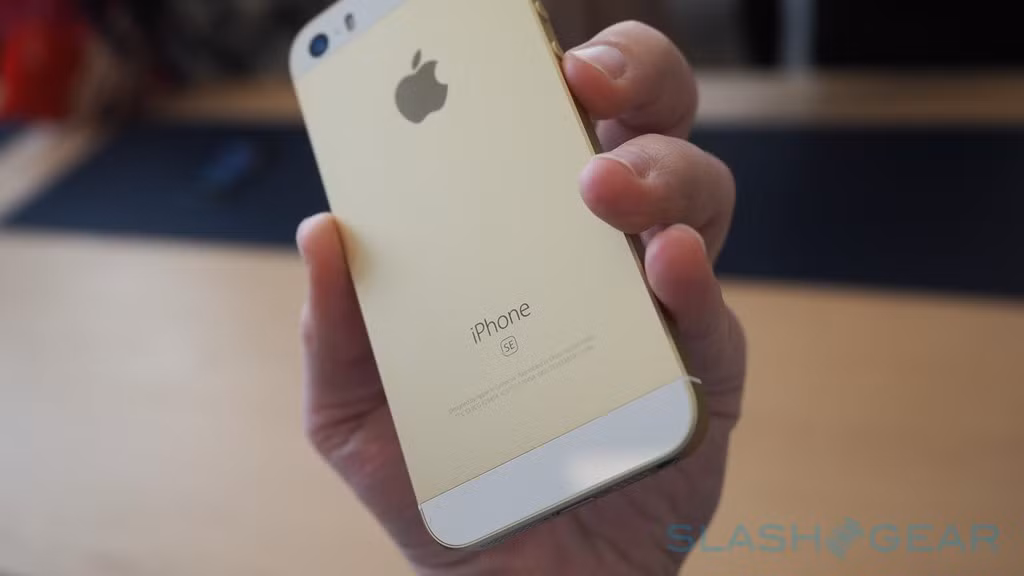 iPhone SE có thể phân biệt với iPhone 5S bằng dòng chữ "SE" ở mặt lưng.