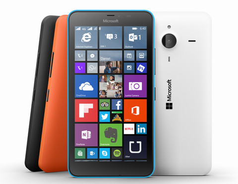  Microsoft Lumia 640XL (4,59 triệu đồng). Microsoft Lumia 640 XL có màn hình 5.7-inch, máy được trang bị tính năng chống lóa ClearBlack cùng một chế độ giúp nhìn rõ hơn khi dùng ngoài trời. “Trái tim” của chiếc smartphone này là vi xử lý Qualcomm Snapdragon 400, GPU Andreno 305, RAM 1GB, bộ nhớ trong 8GB, hỗ trợ thẻ nhớ ngoài microSD tối đa 128GB và pin tích hợp có dung lượng 3.000 mAh giúp máy vận hành mượt mà. Nhờ vi xử lý cấu trúc 4 nhân với tốc độ 1,2 GHz, máy chạy được các trò chơi có đồ hoạ 3D và dung lượng lớn như Asphalt 8, Six Guns nhưng tốc độ tải khá chậm. Chạy ổn với tốc độ khung hình ở mức trung bình, không giật nhiều nhưng cấu hình giới hạn cũng làm giảm đáng kể chất lượng đồ hoạ của game trên Lumia 640 XL.