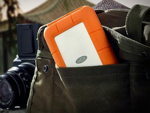  Lacie Rugged Mini. Ổ cứng di động LaCie Rugged Mini thừa hưởng các tính năng của dòng ổ cứng Rugged Hard Disk trước đó của hãng, chẳng hạn như khả năng chống sốc cùng với viền cao su để bảo vệ thêm cho lớp vỏ ngoài khung kim loại chịu áp lực cực tốt (chịu được sức nén 1 tấn theo công bố của hãng). Bên cạnh đó, Rugged Mini cũng chịu được nước mưa, giúp bạn vẫn có thể mang theo sử dụng trong các điều kiện thời tiết khắc nghiệt. Kích thước nhỏ gọn của ổ cứng LaCie Rugged Mini thích hợp để có thể mang theo bên mình mọi lúc mọi nơi. Đặc biệt, với phần mềm bảo vệ mật khẩu an toàn Lacie Private-Public được nạp sẵn bên trong, các tập tin dữ liệu của bạn sẽ được bảo vệ an toàn, LaCie Rugged Mini trang bị ổ cứng 2,5 inch bên trong cùng cổng USB 3.0 gắn ngoài tốc độ cao. Giá tham khảo: 2,45 triệu đồng cho phiên bản dung lượng 1TB.