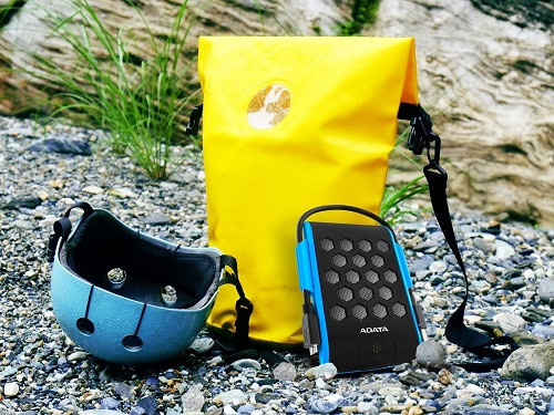  Adata DashDrive Durable HD720. HD720 là một trong những sản phẩm mới nhất thuộc dòng ổ cứng siêu bền DashDrive Durable của hãng Adata vừa được giới thiệu hồi cuối năm 2015. Sản phẩm nổi bật nhờ lớp vỏ ngoài làm bằng chất liệu silicon 3 lớp đặc biệt có tính đàn hồi tốt, chịu được va đập mạnh giúp bảo vệ ổ cứng 2,5 inch bên trong trước những tác động của ngoại lực. HD720 trang bị đèn cảm biến G-Shock tự động nhấp nháy màu đỏ giúp thông báo nếu ổ cứng vô tình bị rơi hay va đập mạnh.Khả năng chống nước và chống bụi của HD720 đạt tiêu chuẩn IP68, hoạt động bình thường ngay cả trong môi trường đầy bụi bẩn hoặc sau khi bị ngâm nước với độ sâu lên đến 2 mét trong vòng 120 phút. Thiết bị sử dụng giao tiếp USB 3.0 g. Giá tham khảo: 1,6 triệu đồng cho phiên bản dung lượng 1TB.