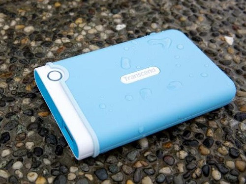  Transcend StoreJet 25M3. Ổ cứng di động Transcend StoreJet 25M3 được bảo vệ bởi lớp vỏ gồm 3 lớp, có độ đàn hồi giúp sản phẩm an toàn tuyệt đối trước mọi va đập hay rơi rớt trong quá trình sử dụng. Vỏ ngoài được làm bằng chất liệu silicon chống tác động mạnh, bên trong được gia cố bởi một lớp vỏ cứng và một hệ thống cố định ổ cứng 2,5 inch bên trong. Tất cả được thiết kế để giảm lực tác động và giảm sốc tối đa. Ưu điểm của dòng sản phẩm ổ cứng StoreJet của Transcend chính là được trang bị nút One Touch giúp tự động sao lưu dữ liệu lên máy tính chỉ bằng “một chạm” một cách nhanh chóng và dễ dàng. Sản phẩm cũng hỗ trợ kết nối USB 3.0 như nhiều dòng ổ cứng gắn ngoài hiện nay. Giá tham khảo: 1,66 triệu đồng cho phiên bản dung lượng 1TB.