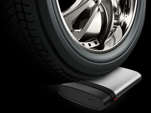  Silicon Power Armor A85. Silicon Power Armor A85 được trang bị 3 lớp bảo vệ ổ cứng 2,5 inch bên trong khỏi va đập có thể xảy ra trong hoạt động hàng ngày. Khả năng chống nước và bụi của Armor A85 theo tiêu chuẩn chống thấm nước và chống bụi IP68 của quân đội Mỹ, hoàn toàn có thể bảo vệ chống lại sự xâm nhập bụi và nước (có thể ngâm thời gian dài trong nước ở độ sâu hơn 1m). Bên cạnh đó, sản phẩm được thiết kế với lớp vỏ bọc bằng thép không rỉ có thể hoàn toàn chịu được lực tác động lên đến 500kg. Ngoài ra, lớp vỏ này được xử lý bằng cách bắn cát xử lý bề mặt, cung cấp “sức đề kháng” cao hơn để không bị trầy xước, dấu vân tay và bám bụi bẩn trong khi cầm. Thiết bị cũng sử dụng cổng giao tiếp USB thế hệ 3.0 vốn đang trở nên phổ biến hiện nay. Giá tham khảo: 1,85 triệu đồng cho phiên bản dung lượng 1TB.