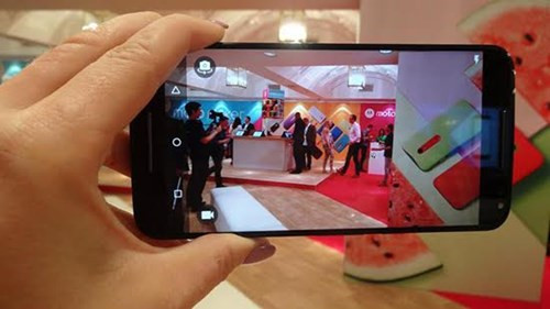  Moto X Style/Pure. Được xếp hạng là một trong ba smartphone hàng đầu về khả năng chụp ảnh dựa trên đánh giá của DxOMark, về cơ bản X Pure là tên phiên bản tại Mỹ của X Style, mang đến cho người dùng camera phía sau có độ phân giải lên đến 12 megapixel kết hợp ống kính có khẩu độ mở f/2.0 cho phép người dùng quay phim đạt chuẩn 4K. Mặc dù vậy, chiếc điện thoại này của Motorola lại không hỗ trợ khả năng chụp ảnh RAW.