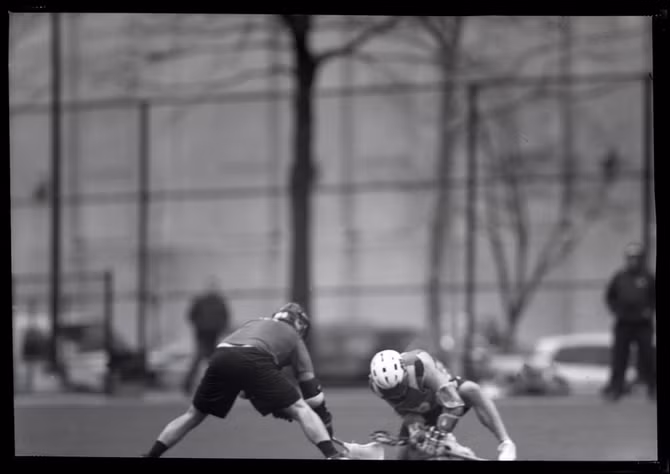 Nhưng mới đây, "cỗ máy" này lại xuất hiện trên một sân bóng đá. Theo Petapixel, một nhiếp ảnh gia có tên Geoffrey Berliner là người đã đưa chiếc máy trở lại. Do thời gian và lâu không được sử dụng, máy bộc lộ những hạn chế như lò xo quá cứng và tốc độ màn trập khá chậm. Phải nhờ đến chiếc iPhone của mình, Berliner mới có thể xem được những hình ảnh từ chiếc máy ảnh đặc biệt này.