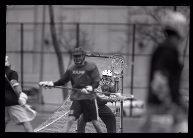 Cấu tạo chính của chiếc máy ảnh này bao gồm một hộp màu đen là buồng chứa các linh phụ kiện cần thiết giống một body máy ảnh ngày nay. Gắn liền với đó là một ống kính khổng lồ mà ngày nay khó có thể tìm thấy được ở bất cứ hãng nào. Với ngoại hình như vậy, trông nó chẳng khác gì một khẩu đại bác. (Ảnh này được chụp lại bằng Graflex "Big Bertha)