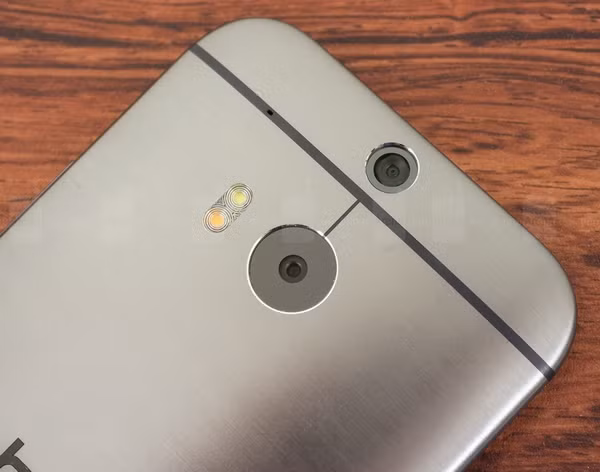  1. HTC One (M8). One (M8) từng gây ấn tượng với bộ camera kép khi trang bị camera chính UltraPixel 4MP. Camera này tuy có độ phân giải thấp nhưng điểm mạnh là khả năng hứng sáng tốt gấp 3 lần camera thường. Trong khi đó, camera thứ cấp không có tác dụng thu thập thông tin ảnh chụp mà lại thông tin cho điện thoại biết về độ sâu của các đối tượng được chụp. Sau đó, người dùng được thoải mái thay đổi điểm lấy nét hoặc thêm các hiệu ứng “bokeh” khác sau khi bức ảnh được chụp.