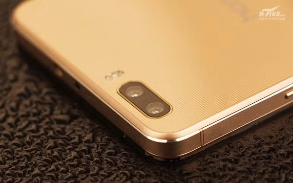  2. Huawei Honor 6 Plus. Vào cuối năm 2014, Huawei tự hào đã giới thiệu 6 Plus sở hữu thiết kế cụm camera kép theo cách riêng của họ. Hai bộ cảm biến này được sử dụng theo cách rất khác với những gì HTC đã làm với One (M8). Huawei Honor 6 Plus trang bị hai bộ cảm biến 8MP với kích cỡ điểm ảnh 1,85μm (khá lớn vào thời điểm đó), cho phép camera thu thập được nhiều ánh sáng hơn và có thể chụp ảnh ấn tượng ngay cả trong các điều kiện thiếu sáng. Phần mềm của điện thoại sẽ kết hợp các hình ảnh từ hai bộ cảm biến để tạo thành một ảnh đơn có độ phân giải 13MP.