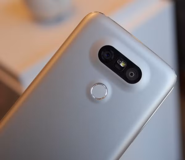  6. LG G5. Tương tự như LG V10, siêu phẩm 2016 của LG – chiếc G5 cũng có lựa chọn giữa bộ cảm biến thông thường và cảm biến góc rộng. Tuy nhiên, thiết lập camera kép được đặt ở mặt sau của thiết bị. Ngoài ra còn có chế độ “Pop out” mới, chụp bằng cả hai camera cùng một lúc để có được hiệu ứng “ảnh trong ảnh” tuyệt đẹp, khi đó hình ảnh của camera góc rộng giống như một khung bokeh (vệt mờ hậu cảnh).