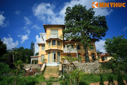 Công trình đầu tiên là cung Nam Phương Hoàng Hậu, hiện nằm trong khuôn viên Bảo tàng tỉnh Lâm Đồng. Dinh có 3 tầng, diện tích sử dụng khoảng 500m2, nằm trên một ngọn đồi cao, bao quát không gian thơ mộng của thành phố Đà Lạt.