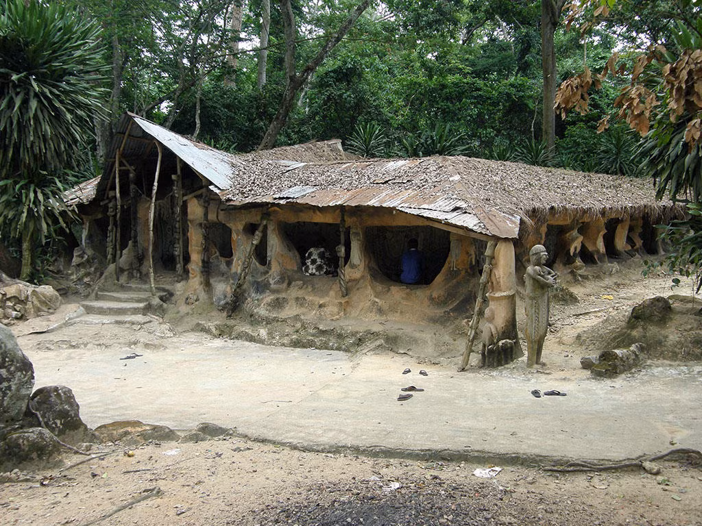 Đây là một cảnh quan rừng rậm bên những khúc sông uốn lượn, rải rác là khoảng 40 đền thờ, miếu, các tác phẩm điêu khắc cùng công trình nghệ thuật độc đáo. Ảnh: Wmf.org.