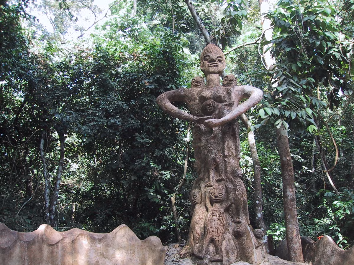 Nghệ thuật điêu khắc ở khu rừng thiêng Osun-Osogbo mang một phong cách rất độc đáo, không bắt gặp ở những vùng đất khác của châu Phi. Ảnh: 4gress.com