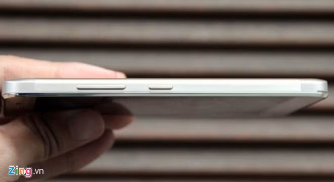 Lenovo dồn hết phím tăng giảm âm lượng và phím nguồn ở cạnh phải. Điều này khiến cạnh trái của máy khá trống.