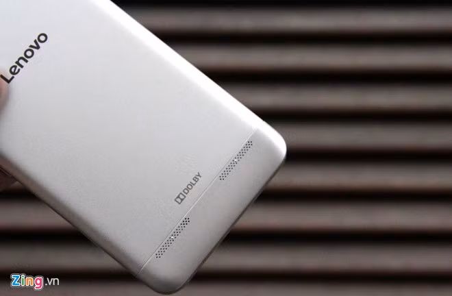 Máy có nắp lưng bằng kim loại có thể tháo rời với các màu vàng, bạc và xám. Khe SIM và thẻ nhớ được đặt ở phía trong. Lenovo trang bị cho K5 Plus hệ thống loa kép tích hợp công nghệ âm thanh của Dolby.