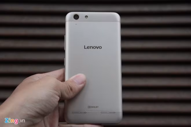 K5 Plus được trang bị camera chính 13 MP kèm đèn flash đơn, máy ảnh trước 5 MP. Dù có trọng lượng 142 gram nhưng cầm máy trên tay cho cảm giác khá mỏng và nhẹ.