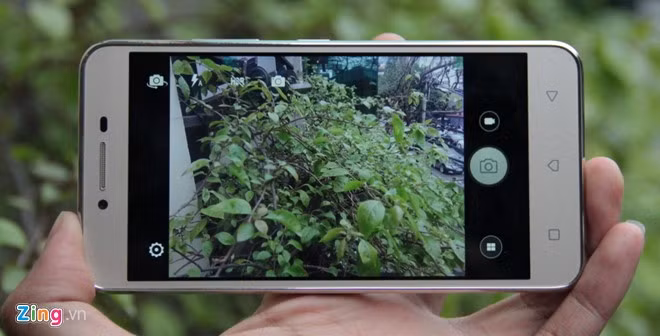Giao diện camera của K5 Plus khá đơn giản. Lenovo trang bị cho máy 3 chế độ chụp ảnh: chế độ thường, toàn cảnh và hiệu ứng.