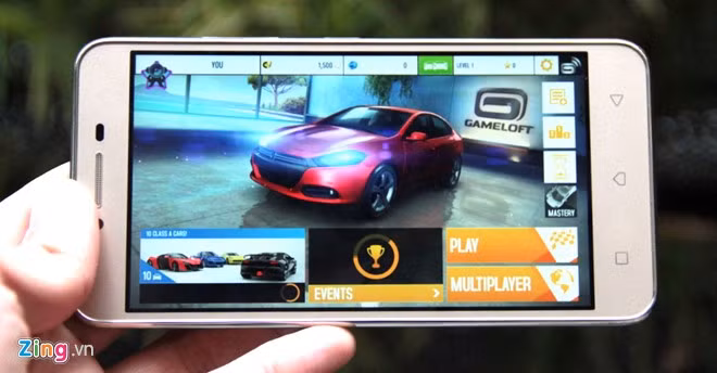 Máy sử dụng chip Qualcomm Snapdragon 616 8 nhân với hai lõi 4 nhân, chip đồ họa Adreno 405, RAM 2 GB. Thử nghiệm chơi một số game có đồ họa cao như Asphalt 8 không có tình trạng lag, giật.