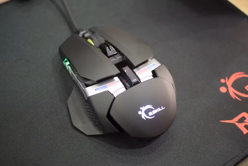 Ngoài ra, việc hỗ trợ hiển thị dải đèn RGB 16.8 triệu màu giúp sản phẩm nổi bật và thu hút hơn so với những sản phẩm khác cùng phân khúc. Tổng cộng 4 khu vực với 8 nút bấm khác nhau để người dùng tùy chỉnh thông qua ứng dụng tải về.