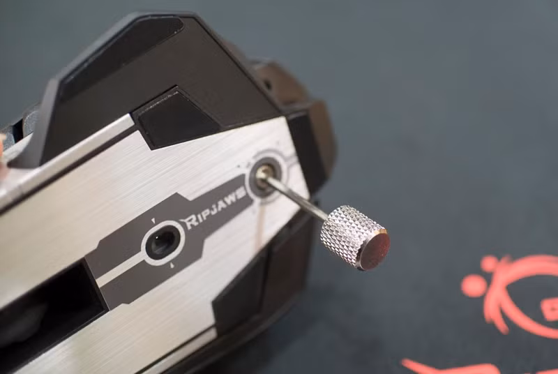 Thanh kim loại đi kèm hỗ trợ người dùng điều chỉnh độ cao phần thân bằng cách vặn xoay, hơi bất tiện so vớiMad Catz R.A.T. 3 là có thể điều chỉnh trực tiếp thông qua núm vặn bên hông.