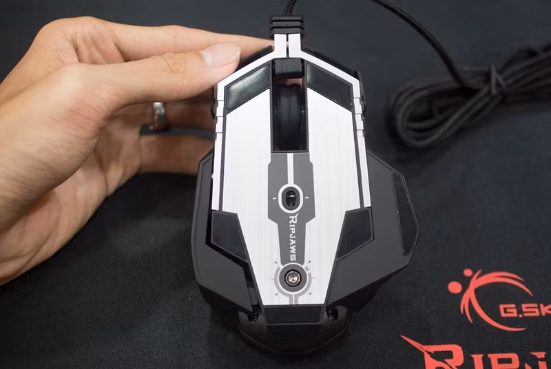 Chuột sử dụng cảm biến Avago cho tầm số đáp ứng 1000Hz, mức DPI từ 100 lên đến 8200, thấp hơn so với Logitech G502 (12000 DPI) và cao hơn so vớiMad Catz R.A.T. 3 (3500 DPI). Kể cả khi nhấc chuột lên khoảng 5mm so với mặt bàn thì khi rê chuột vẫn hoạt động tốt. Các feet chuột được bố trí trải đều các khu vực.