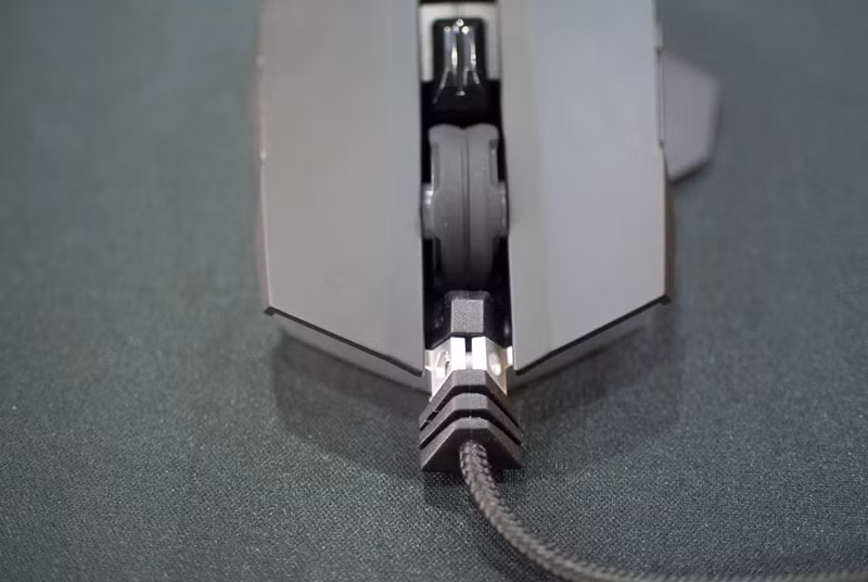 Cạnh trên của chuột với 2 khu vực chuột trái/phải, chuột lăn và phím tăng/giảm mức DPI kích thước lớn. Nút chuột (switch) được làm bởi hãng Omron nổi tiếng cho khả năng bấm tốt, độ nẩy cao.