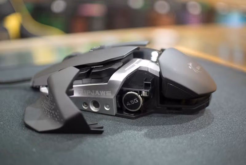 Nhờ vào những cục nam châm được gắm bên trong chuột cũng như trên phần cạnh rời, việc gắn cục tạ và phần cạnh bên luôn được chắc chắn và cứng cáp.