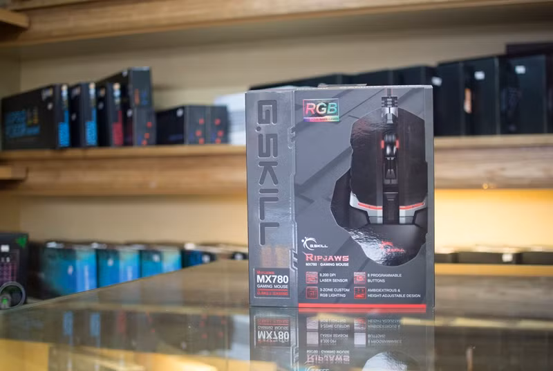 Là một trong những dòn sản phẩm game thủ đi tiên phong của G.Skill, chuột Ripjaws MX780 được đóng gói khá lớn và chắc chắn với biểu tượng RGB, một yếu tố mà bất kì sản phẩm chơi game nào cũng phải có. Giá bán hiện tại khoảng 1,6 triệu đồng.