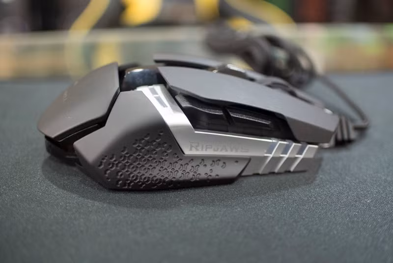 Cạnh phải của chuột có thêm 2 nút bấm phụ.