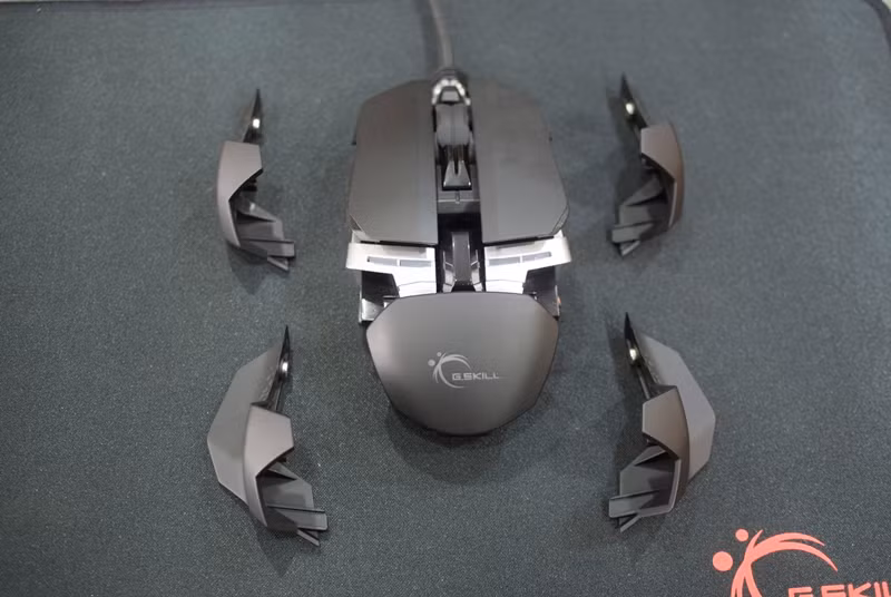Việc G.Skill trang bị thêm 2 phần cạnh bên bằng nhựa cứng để thay thế nhằm hỗ trợ người dùng có thể sử dụng bằng tay phải hoặc tay phái rất tiện lợi do thiết kế của chuột dạng đối xứng, cùng với phần tì ngón tay rộng hoặc hẹp tùy theo cách cầm chuột để sử dụng thoải mái nhất. Kiểu thiết kế này làm liên tưởng đến sản phẩmRazer Ouroboros.