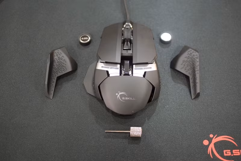 Trọn bộ phụ kiện đi kèm theo sản phẩm bao gồm: 2 cục tạ với mỗi cục nặng 4,5g, 1 thanh kim loại để điều chỉnh độ cao phần tì tay và 2 miếng nhựa cứng để gắn 2 bên hông của chuột.