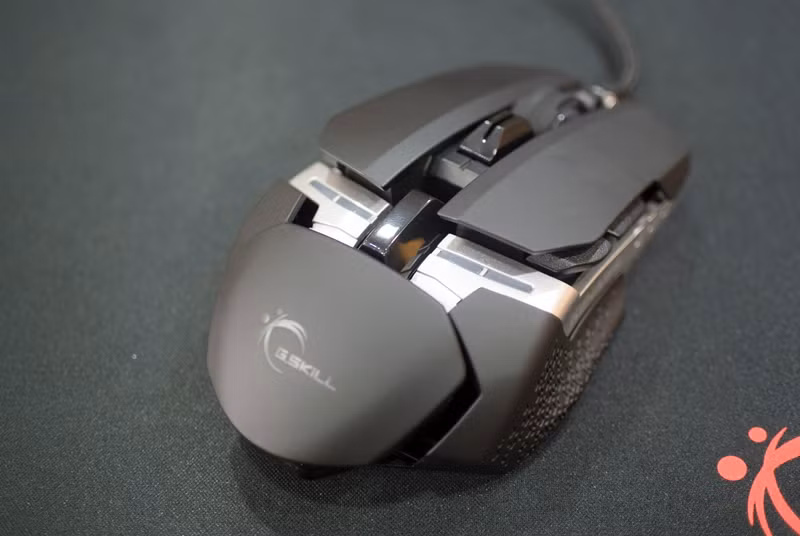 Thiết kế của chuột Ripjaws MX780 với hình dạng khuôn mặt người máy rất ngầu cùng những đường nét chắc khỏe cứng cáp. Bề mặt được phủ nhựa sần chống bám mồ hôi vân tay rất tốt khi sử dụng lâu cùng chất liệu kim loại chiếm gần hết sản phẩm là điểm cộng lớn so với những sản phẩm khác cùng phân khúc nhưLogitech G502 hayMad Catz R.A.T. 3 đa phần đều bằng chất liệu nhựa.